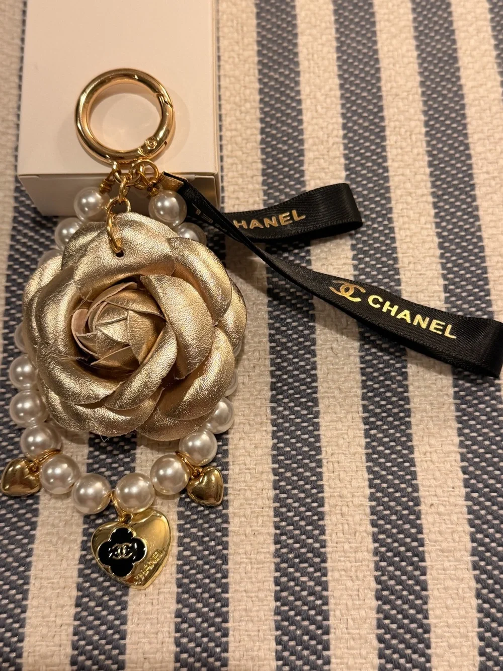 CHANEL Beaute VIP/ GWP Gold Camellia Pearl and Ribbon Keyring Charm 🖤💛🖤💛